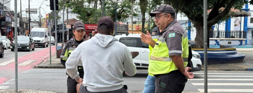 Caraguatatuba realiza fiscalização educativa e orienta usuários de veículos elétricos sobre regras de circulação