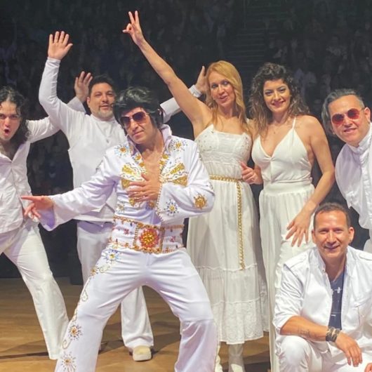 Ingressos à venda para show que reúne tributos ao ABBA e Elvis Presley no Teatro Mario Covas