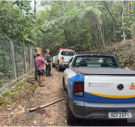 O balanço da fiscalização ambiental de Caraguatatuba registrou 32 vistorias técnicas na primeira quinzena de outubro, com a emissão de 10 notificações para regularização e a aplicação de dois autos de infração. As ações tiveram como foco o combate a intervenções irregulares, parcelamentos clandestinos do solo e descarte inadequado de resíduos sólidos. As diligências foram realizadas nas regiões dos bairros Palmeiras, Pegorelli, Morro do Algodão, Jardim Aruan, Poiares, Porto Novo, Alto do Getuba e Massaguaçu. Entre as ocorrências registradas no período, destaca-se a notificação à Companhia de Saneamento Básico do Estado de São Paulo (Sabesp) para apresentação de esclarecimentos técnicos sobre uma obra no loteamento Capricórnio II, no bairro Massaguaçu, devido à execução de aterro sem licenciamento ambiental municipal. A concessionária também recebeu um auto de infração com aplicação de multa em razão do extravasamento e lançamento irregular de efluentes sanitários na via pública, no cruzamento da Avenida Marechal Floriano Peixoto com a Rua Joaquim José da Silva Xavier, no bairro Poiares. As ações de fiscalização seguem em conjunto com a Atividade Delegada da Polícia Militar Ambiental, que ampliam o patrulhamento em áreas de vulnerabilidade ambiental. Entre as prioridades estão o combate à supressão não autorizada de vegetação nativa, às intervenções irregulares em Áreas de Preservação Permanente (APPs) e ao descarte inadequado de Resíduos da Construção Civil (RCC). A população também pode colaborar com a preservação ambiental por meio de denúncias de possíveis irregularidades, que podem ser feitas pelo telefone 156, pelo e-mail meioambiente@caraguatatuba.sp.gov.br ou presencialmente na Secretaria de Meio Ambiente, Agricultura e Pesca, mediante protocolo de ofícios ou atendimento direto.  Secretaria de Comunicação Social/PMC – 16/10/2026