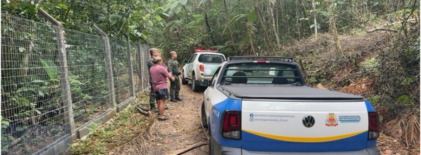 O balanço da fiscalização ambiental de Caraguatatuba registrou 32 vistorias técnicas na primeira quinzena de outubro, com a emissão de 10 notificações para regularização e a aplicação de dois autos de infração. As ações tiveram como foco o combate a intervenções irregulares, parcelamentos clandestinos do solo e descarte inadequado de resíduos sólidos. As diligências foram realizadas nas regiões dos bairros Palmeiras, Pegorelli, Morro do Algodão, Jardim Aruan, Poiares, Porto Novo, Alto do Getuba e Massaguaçu. Entre as ocorrências registradas no período, destaca-se a notificação à Companhia de Saneamento Básico do Estado de São Paulo (Sabesp) para apresentação de esclarecimentos técnicos sobre uma obra no loteamento Capricórnio II, no bairro Massaguaçu, devido à execução de aterro sem licenciamento ambiental municipal. A concessionária também recebeu um auto de infração com aplicação de multa em razão do extravasamento e lançamento irregular de efluentes sanitários na via pública, no cruzamento da Avenida Marechal Floriano Peixoto com a Rua Joaquim José da Silva Xavier, no bairro Poiares. As ações de fiscalização seguem em conjunto com a Atividade Delegada da Polícia Militar Ambiental, que ampliam o patrulhamento em áreas de vulnerabilidade ambiental. Entre as prioridades estão o combate à supressão não autorizada de vegetação nativa, às intervenções irregulares em Áreas de Preservação Permanente (APPs) e ao descarte inadequado de Resíduos da Construção Civil (RCC). A população também pode colaborar com a preservação ambiental por meio de denúncias de possíveis irregularidades, que podem ser feitas pelo telefone 156, pelo e-mail meioambiente@caraguatatuba.sp.gov.br ou presencialmente na Secretaria de Meio Ambiente, Agricultura e Pesca, mediante protocolo de ofícios ou atendimento direto.  Secretaria de Comunicação Social/PMC – 16/10/2026